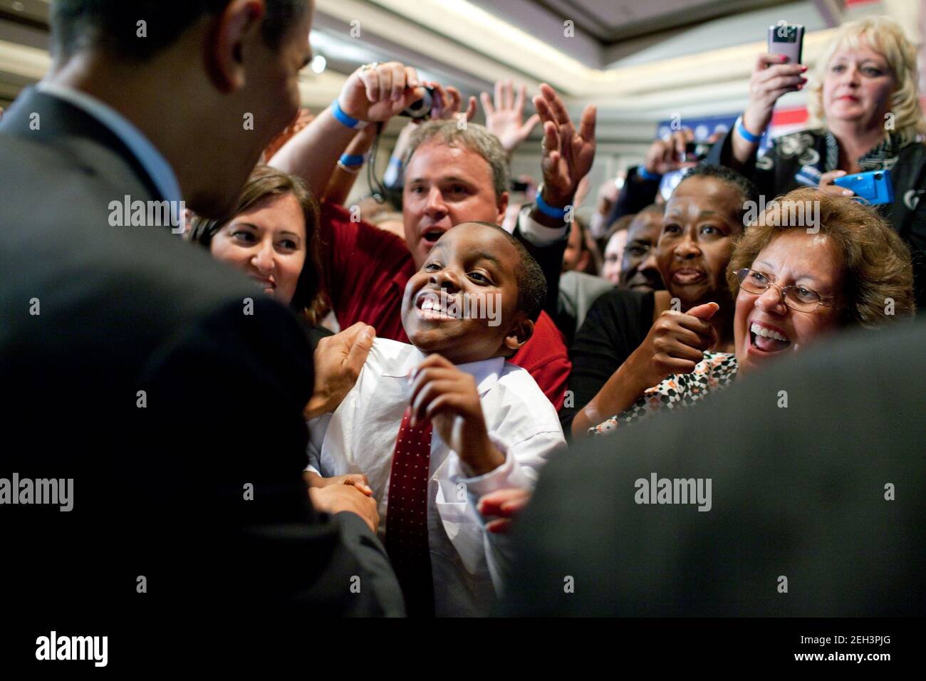 Il presidente Barrack Obama saluta un giovane sostenitore ad un rally di campagna per le azioni del candidato gubernatorial Creigh nell'angolo di Tyson, Va., 6 agosto 2009. Foto Stock