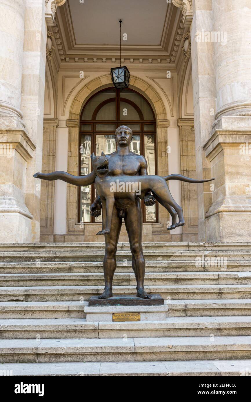 Statua di Traiano e del lupo sulle scale del Museo Nazionale di Storia Rumena a Buachrest, Romania Foto Stock