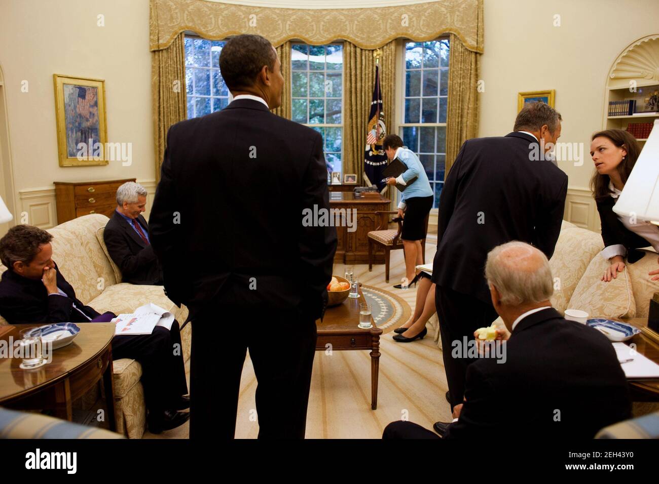 Katie Johnson, segretario personale del presidente Barack Obama, estrema destra, parla con Larry Summers, direttore del Consiglio economico nazionale, prima dell'inizio del briefing economico quotidiano del presidente presso l'Ufficio ovale, 8 settembre 2009. Foto Stock