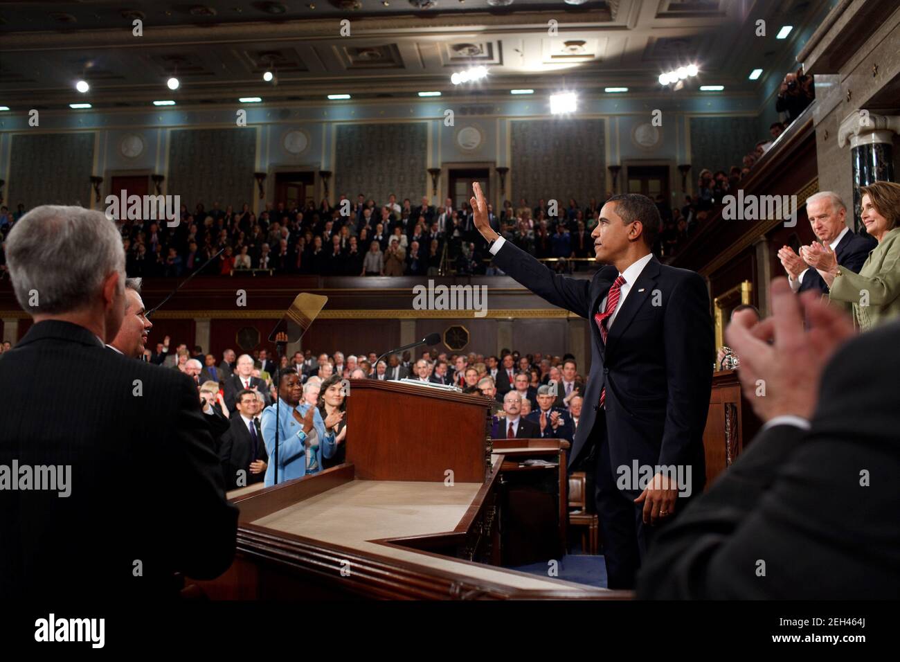 Il presidente Barack Obama ondeggia ai membri del Congresso prima di rivolgersi alla sessione congiunta del Congresso degli Stati Uniti al Campidoglio degli Stati Uniti, Washington, D.C., 24 febbraio 2009. Foto Stock