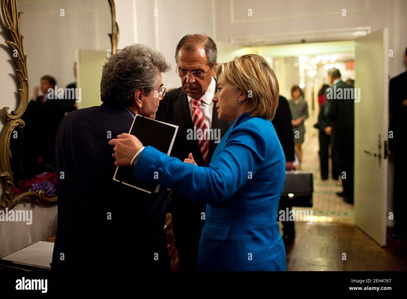 Il Segretario di Stato Hillary Clinton conferisce con Assistente speciale al Presidente Gary Samore, a sinistra, e il Ministro degli Esteri russo Sergei Lavrov, al Waldorf Astoria Hotel di New York, N.Y., 23 settembre 2009. Il presidente Barack Obama e il presidente russo Dmitry Medvedev hanno tenuto un incontro bilaterale a Waldorf durante l'Assemblea Generale delle Nazioni Unite. Foto Stock
