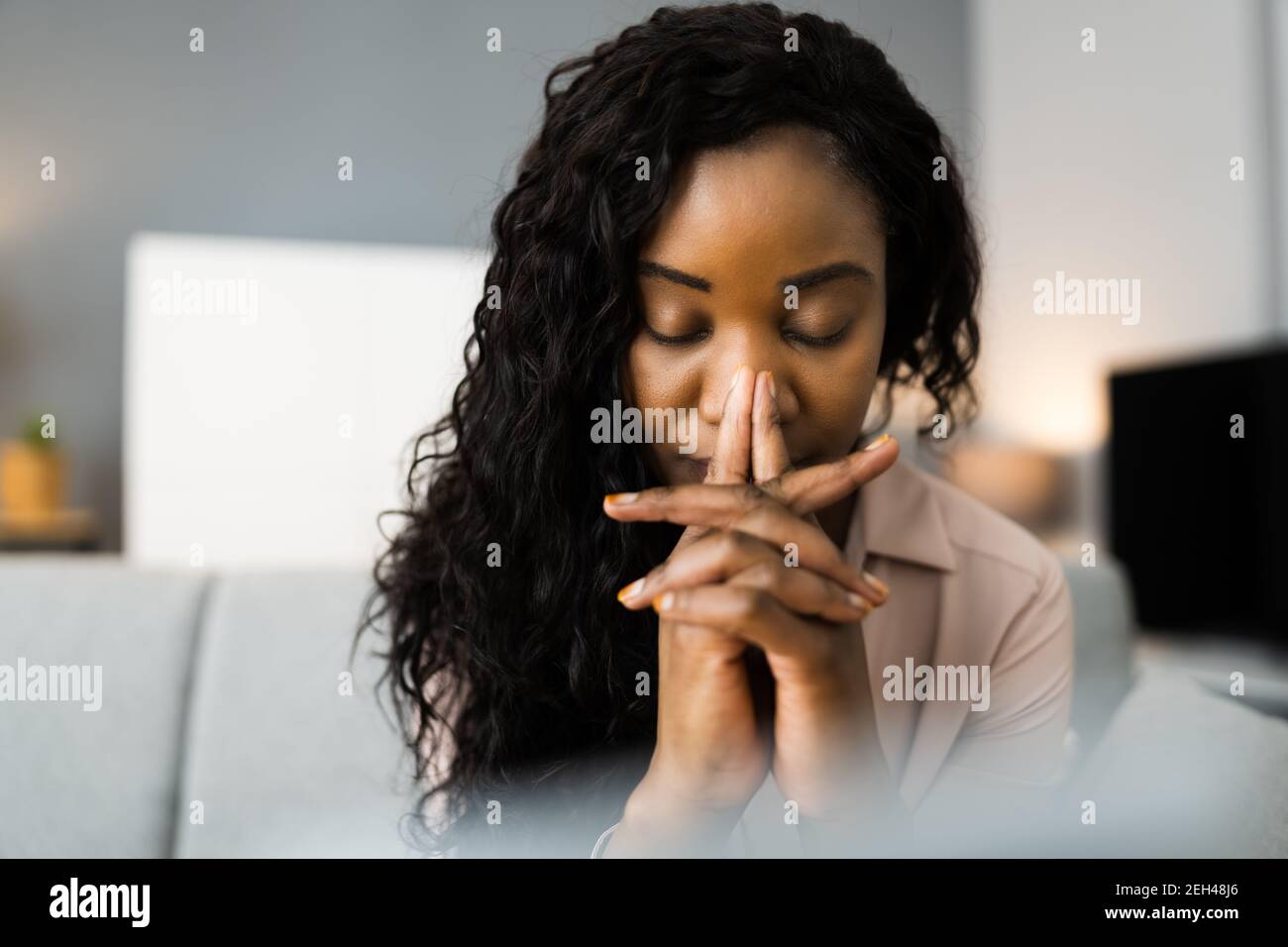 Donna afroamericana che prega. Dio cerca la preghiera Foto Stock