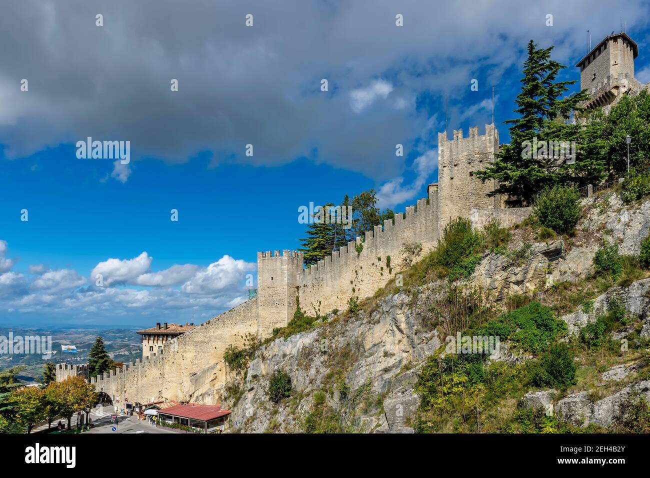 Uno scorcio delle antiche mura della città fortificata Di San Marino nell'omonima Repubblica Foto Stock