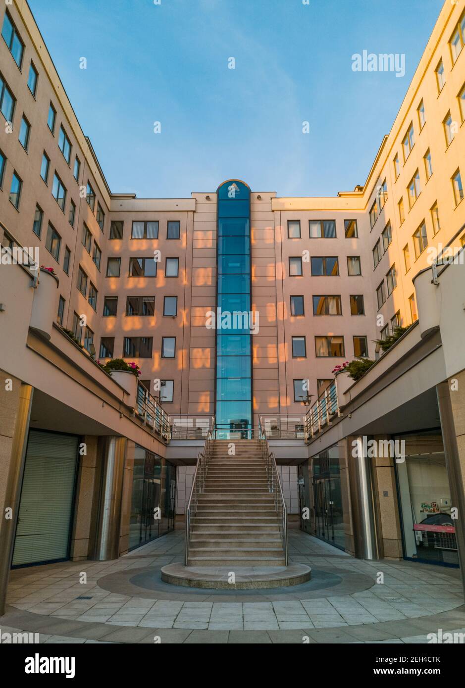 Wroclaw Ottobre 26 2019 moderno edificio aziendale Archicom con scale al centro Foto Stock