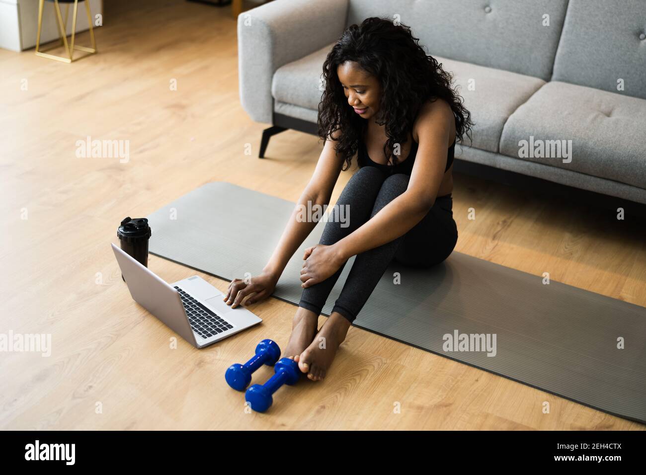 Guardare online Yoga Video programma esercizio sul computer portatile a. Casa Foto Stock