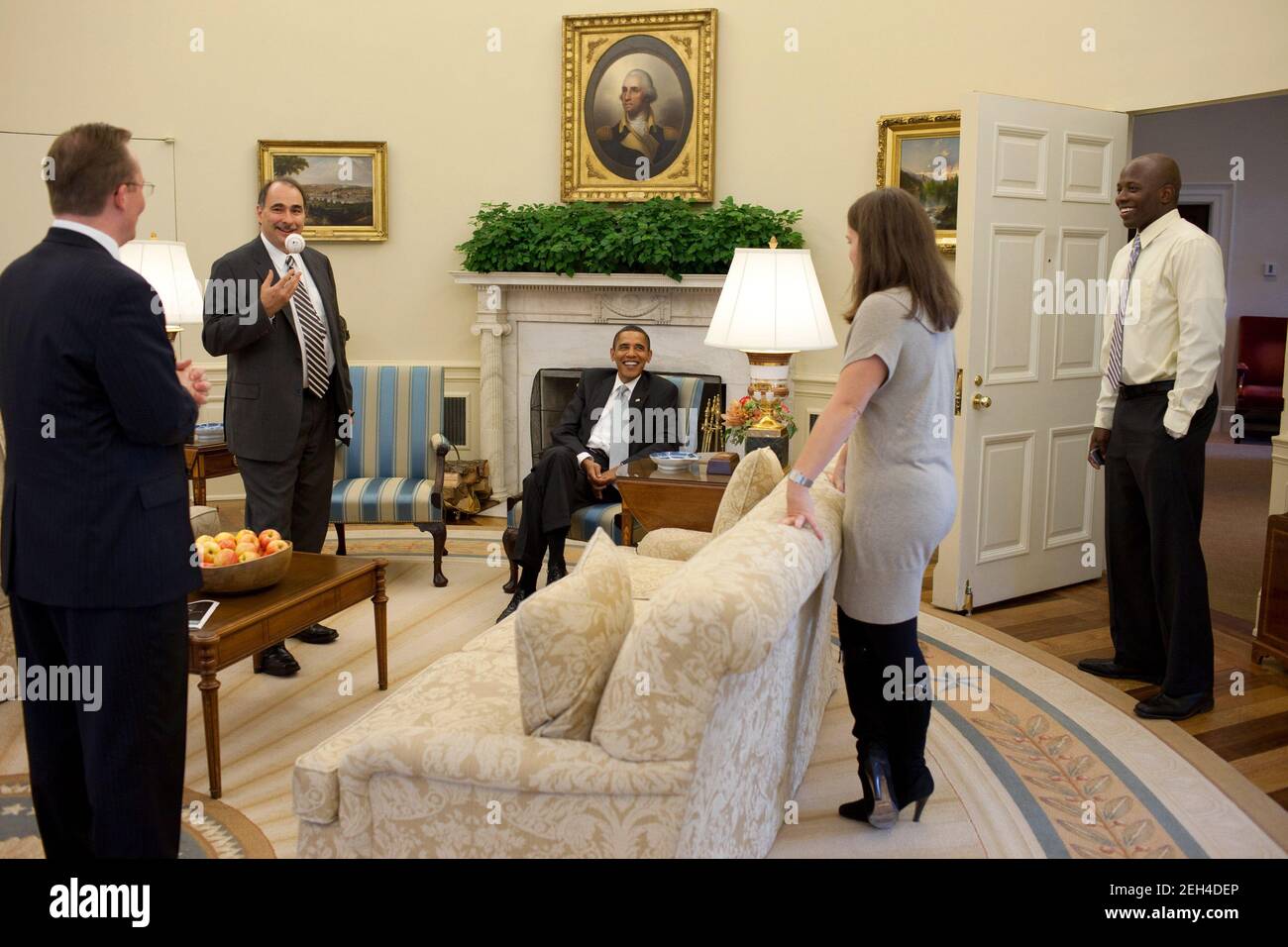 Il presidente Barack Obama condivide una risata con, da sinistra a destra, il segretario alla stampa Robert Gibbs, il consulente senior David Axelrod, il segretario personale Katie Johnson e l'Aide personale Reggie Love in Oval Office, 8 ottobre 2009. Foto Stock