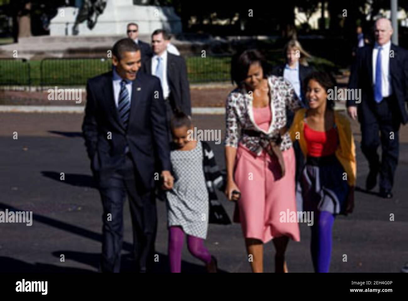 Il presidente Barack Obama, la prima signora Michelle Obama e le figlie, Sasha e Malia, camminano attraverso Pennsylvania Avenue dopo aver frequentato i servizi alla chiesa di San Giovanni a Washington, D.C., 11 ottobre 2009. Foto Stock