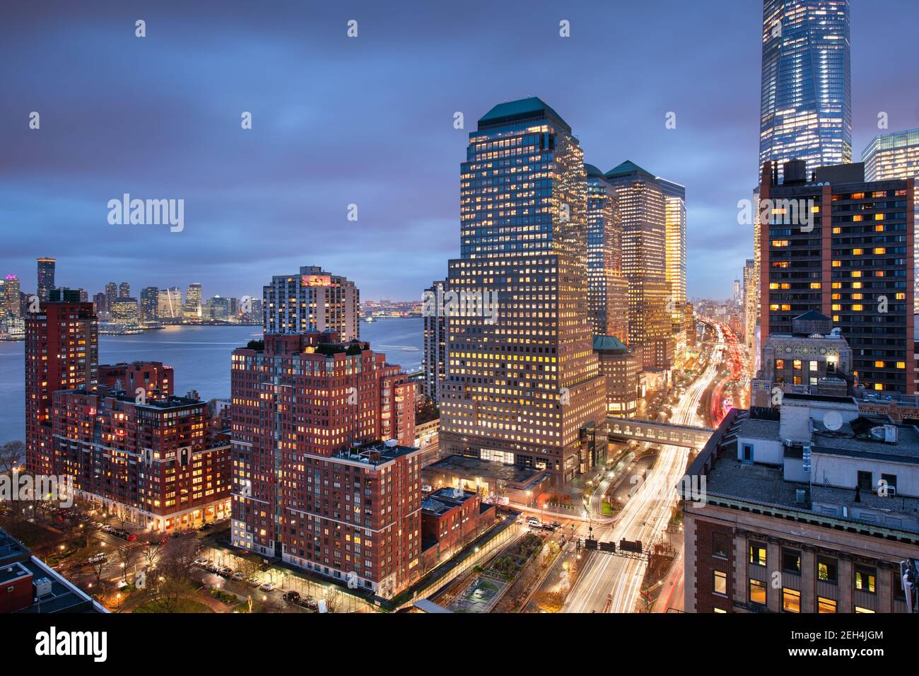 New York, New York, Stati Uniti d'America financial district cityscape oltre la West Side Highway al crepuscolo. Foto Stock