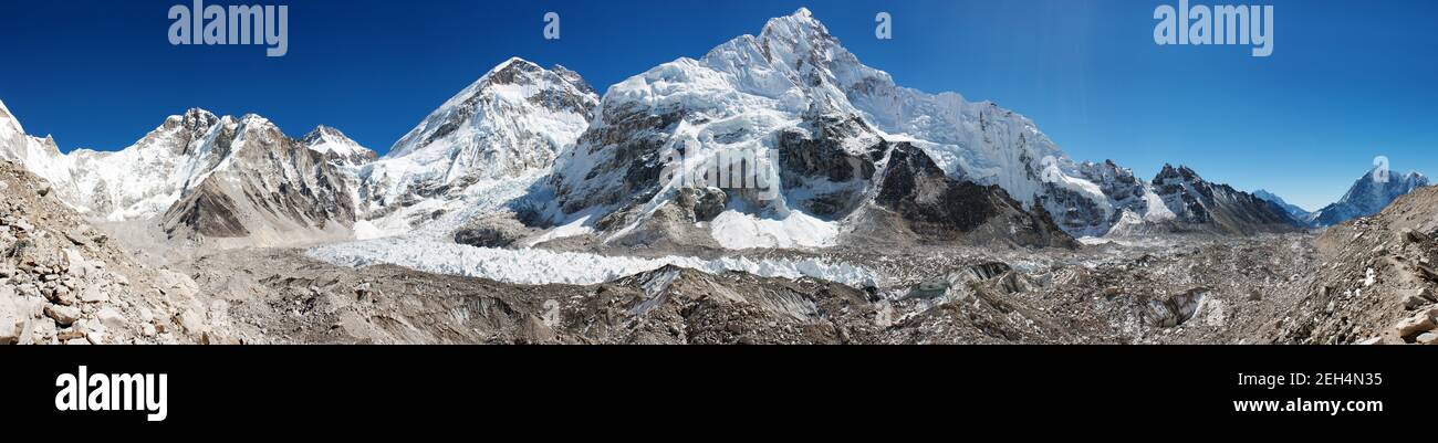 Vista panoramica di Everest, Nuptse, ghiacciaio e cascata di ghiaccio khumbu da everest b.c. Way a everest campo base - Nepal Foto Stock