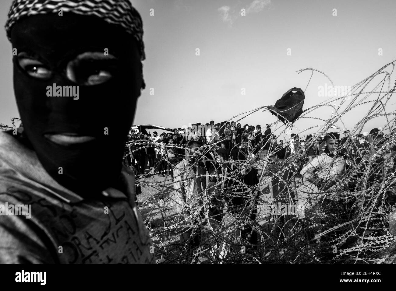 I manifestanti corrono con filo spinato che hanno strappato al confine israeliano. Le tensioni sono elevate lungo il confine tra Gaza e Israele dopo più di un mese di proteste di massa settimanali vicino alla barriera che ha lasciato 50 dimostranti palestinesi morti e più di 1,700 feriti da un incendio israeliano. I leader di Hamas a Gaza hanno promesso che le marce continueranno fino alla revoca del blocco decennale israeliano del territorio. Le proteste sono previste anche il 14 e 15 maggio, il giorno in cui i palestinesi celebreranno Yawm An-Nakba o 'giorno del disastro' per commemorare l'anniversario della loro deracinazione di massa d Foto Stock