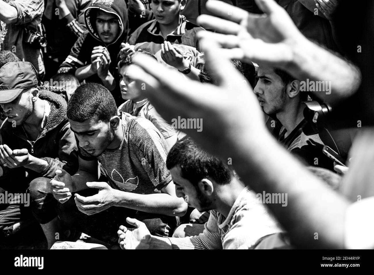 Amici e familiari al funerale di Jamal Affana (15 anni) sono morti per una ferita da armi durante le manifestazioni di venerdì scorso presso la recinzione di frontiera di Gaza con Israele il 13 maggio 2018 a Rafah, Gaza. Jamal è stato ucciso venerdì da un cecchino israeliano mentre partecipava alle manifestazioni. Per i 1.9 milioni di palestinesi che vivono nella striscia di Gaza, la vita è diventata una lotta quotidiana per cibo, elettricità e denaro dopo 10 anni di blocco israeliano nella regione. Finora le manifestazioni hanno provocato 40 morti palestinesi e più di 1,700 feriti dall'esercito israeliano. Leader Hamas in G. Foto Stock