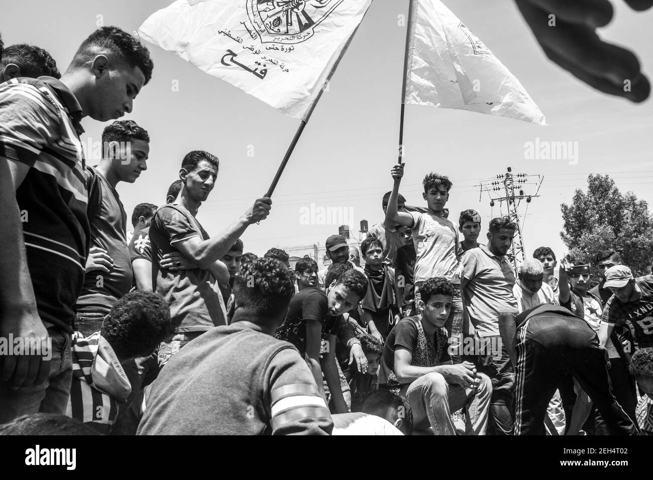 Amici e familiari al funerale di Jamal Affana (15 anni) sono morti per una ferita da armi durante le manifestazioni di venerdì scorso presso la recinzione di frontiera di Gaza con Israele il 13 maggio 2018 a Rafah, Gaza. Jamal è stato ucciso venerdì da un cecchino israeliano mentre partecipava alle manifestazioni. Per i 1.9 milioni di palestinesi che vivono nella striscia di Gaza, la vita è diventata una lotta quotidiana per cibo, elettricità e denaro dopo 10 anni di blocco israeliano nella regione. Finora le manifestazioni hanno provocato 40 morti palestinesi e più di 1,700 feriti dall'esercito israeliano. Leader Hamas in G. Foto Stock