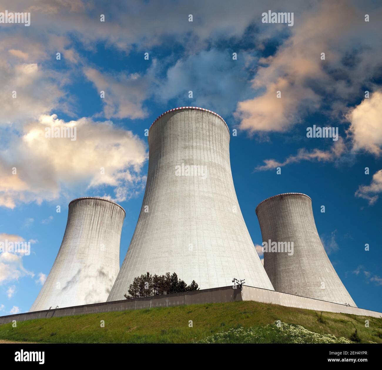 Vista serale del tramonto della torre di raffreddamento - energia nucleare Stabilimento Dukovany - Repubblica Ceca Foto Stock