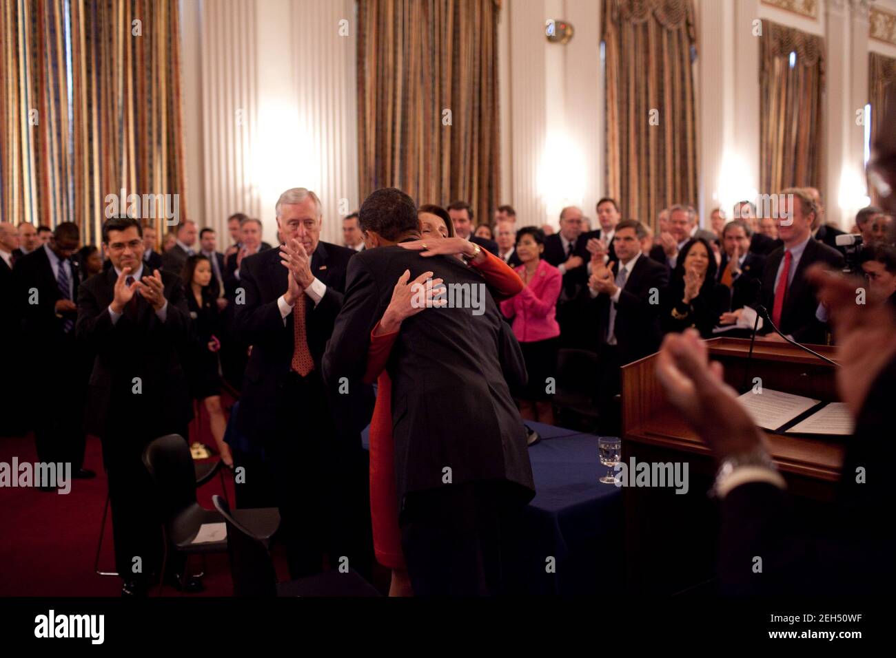 Il presidente Barack Obama hugs House Speaker Nancy Pelosi presso il Cannon House Office Building presso il Campidoglio degli Stati Uniti a Washington, D.C., 7 novembre 2009. Il presidente ha espresso le sue osservazioni riguardo all'Affordable Health Care for America Act. Foto Stock