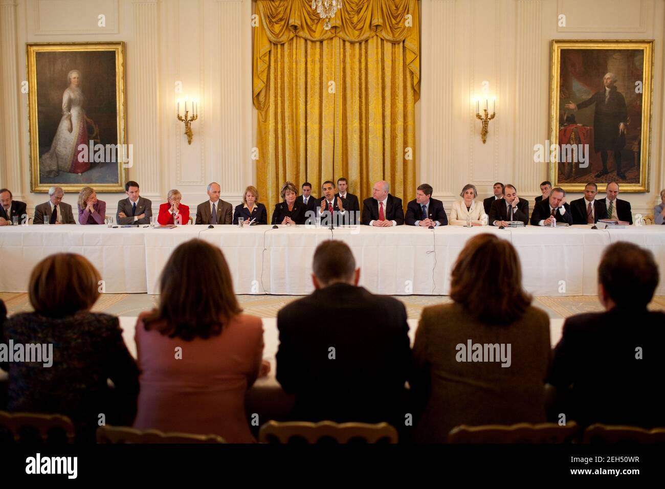 Il presidente Barack Obama partecipa a un incontro di cauco per i nuovi democratici nella Sala Est della Casa Bianca, il 10 marzo 2009. Il presidente è seduto tra il Rep. Ellen Tauscher e il Rep. Joe Crowley. Foto Stock