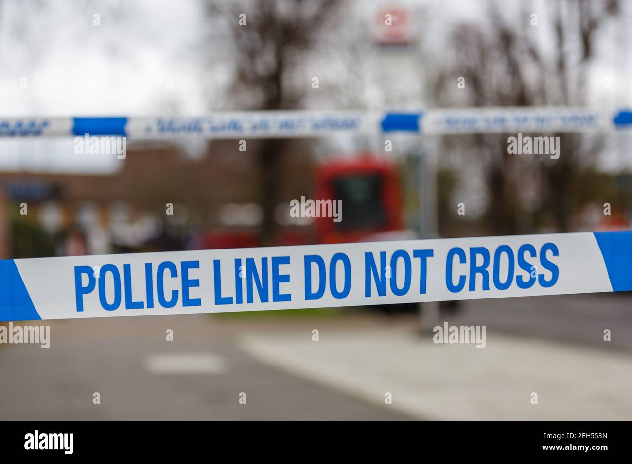 Preston Road, Wembley, Regno Unito. 19 febbraio 2021. UNA scena criminale è stata messa in atto dopo un mortale pugnalata su Preston Road, North West London. Il London Ambulance Service ha chiamato la polizia poco dopo le 23:30 di giovedì 18 febbraio, per segnalare un ragazzo di 16 anni con ferite da pugnale. È stato curato sulla scena prima di essere portato in ospedale. Nonostante gli sforzi dei servizi di emergenza, è morto poco prima delle ore 09 di venerdì 19 febbraio. È stata avviata un'indagine sugli omicidi e le indagini continuano. Amanda Rose/Alamy Live News Foto Stock