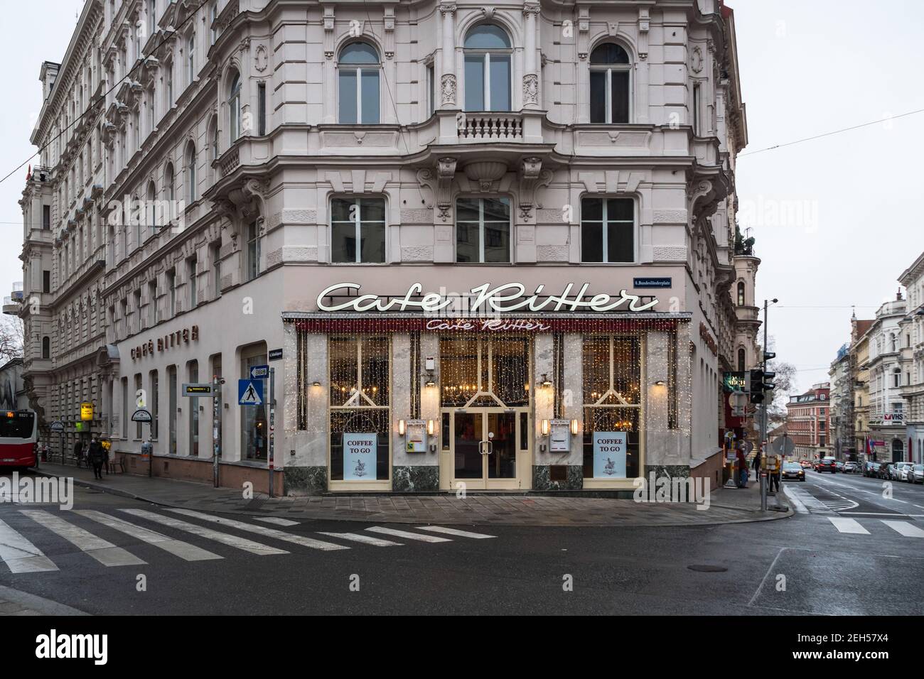 Vienna, Austria - Decembter 19 2020: Cafe Ritter Exterior, una tradizionale caffetteria viennese nel quartiere Mariahilf. Foto Stock