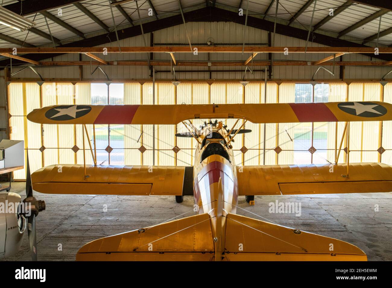 Stearman modello 75 seduto all'interno dell'hangar, Massey Airport, Massey, MD Foto Stock