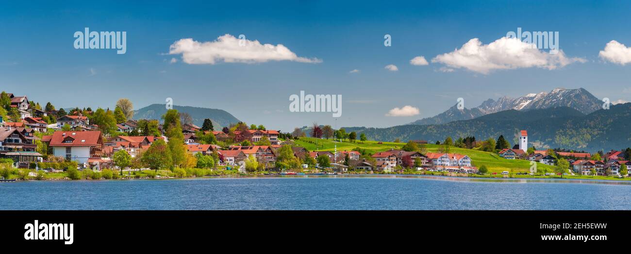 Panorama Landschaft im Allgäu, Bayern, im Frühling am Hopfensee Foto Stock