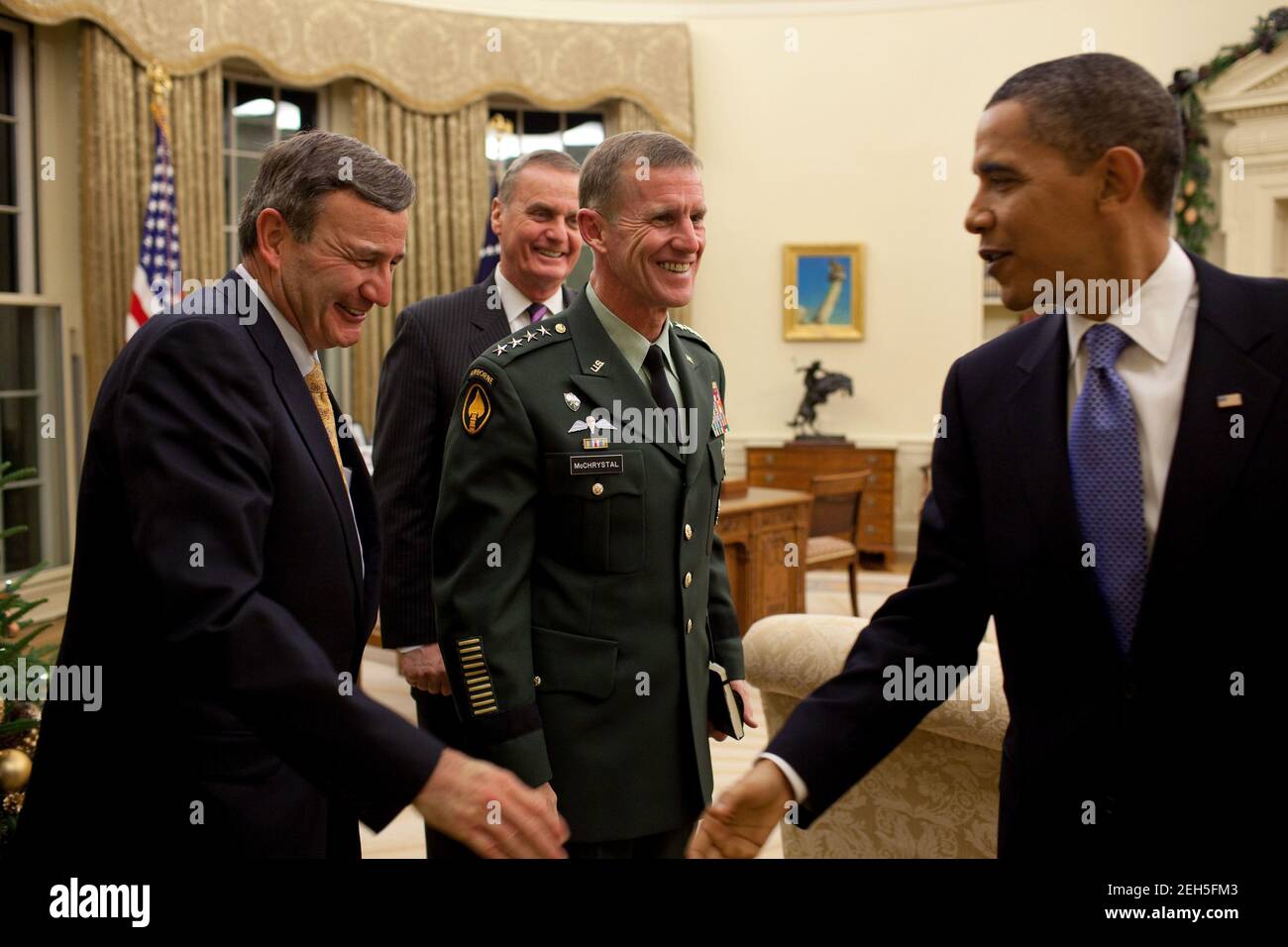 Il presidente Barack Obama condivide un momento più leggero con, da sinistra, Karl Eikenberry, ambasciatore degli Stati Uniti in Afghanistan, consigliere nazionale per la sicurezza Gen. James Jones, e il Gen. Stanley McChrystal, comandante delle forze statunitensi in Afghanistan alla conclusione di un incontro presso l'Ufficio ovale, 7 dicembre 2009. Foto Stock