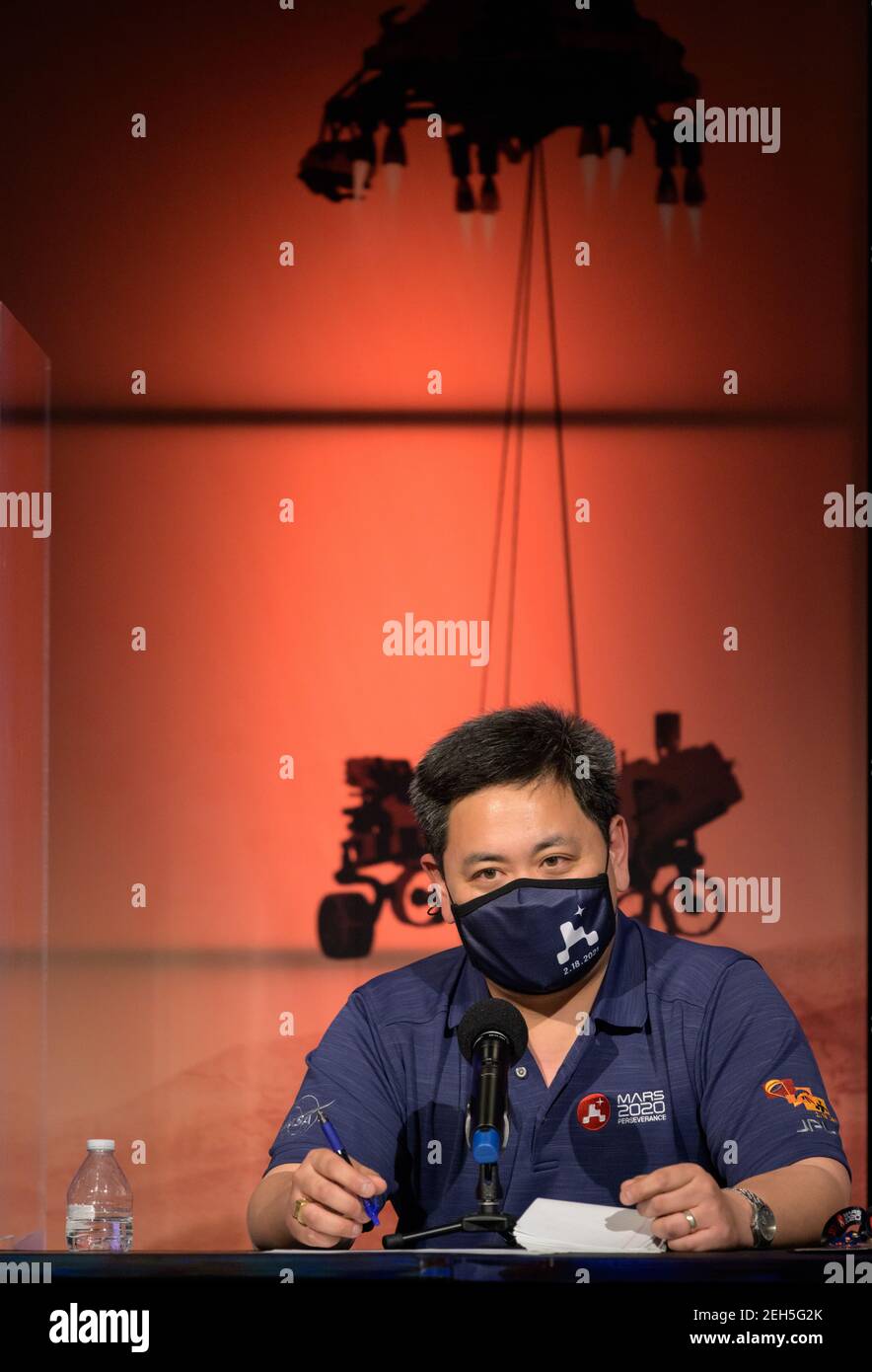 Pasadena, Stati Uniti d'America. 18 Feb 2021. NASA perseveranza ingresso, discesa, e Landing lead, JPL, Allen Chen, Osservazioni durante una conferenza stampa di aggiornamento post-atterraggio della missione presso il laboratorio di propulsione della NASA 18 febbraio 2021 a Pasadena, California. La perseveranza Mars rover sbarcò con successo e cominciò immediatamente a inviare i dati alla Terra. Credit: Planetpix/Alamy Live News Foto Stock