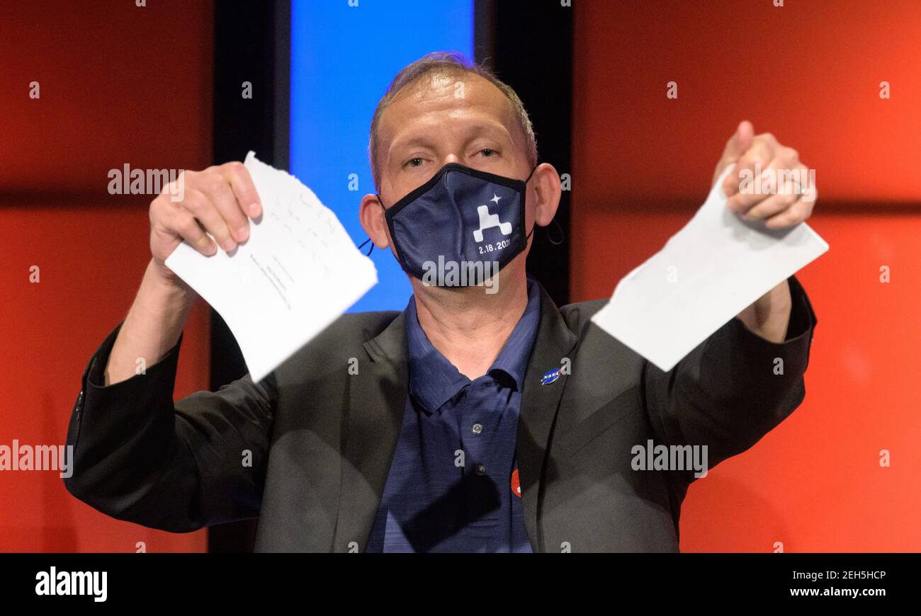Pasadena, Stati Uniti d'America. 18 Feb 2021. Amministratore associato della direzione della Missione scientifica della NASA, Thomas Zurbuchen, lacera il piano di emergenza durante una conferenza stampa di aggiornamento post-atterraggio della missione presso il laboratorio di propulsione Jet della NASA il 18 febbraio 2021 a Pasadena, California. La perseveranza Mars rover sbarcò con successo e cominciò immediatamente a inviare i dati alla Terra. Credit: Planetpix/Alamy Live News Foto Stock