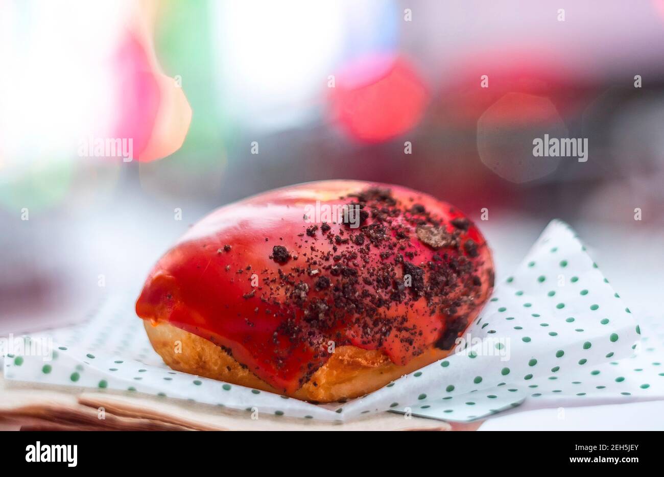 Il Krispy Kreme Mars donut celebra il successo dell'atterraggio della NASA Mars perseverance rover sulla superficie del Red Planet 18 febbraio 2021 a New York City, New York. La perseveranza cercherà i segni dell'antica vita microbica. Credit: Planetpix/Alamy Live News Foto Stock