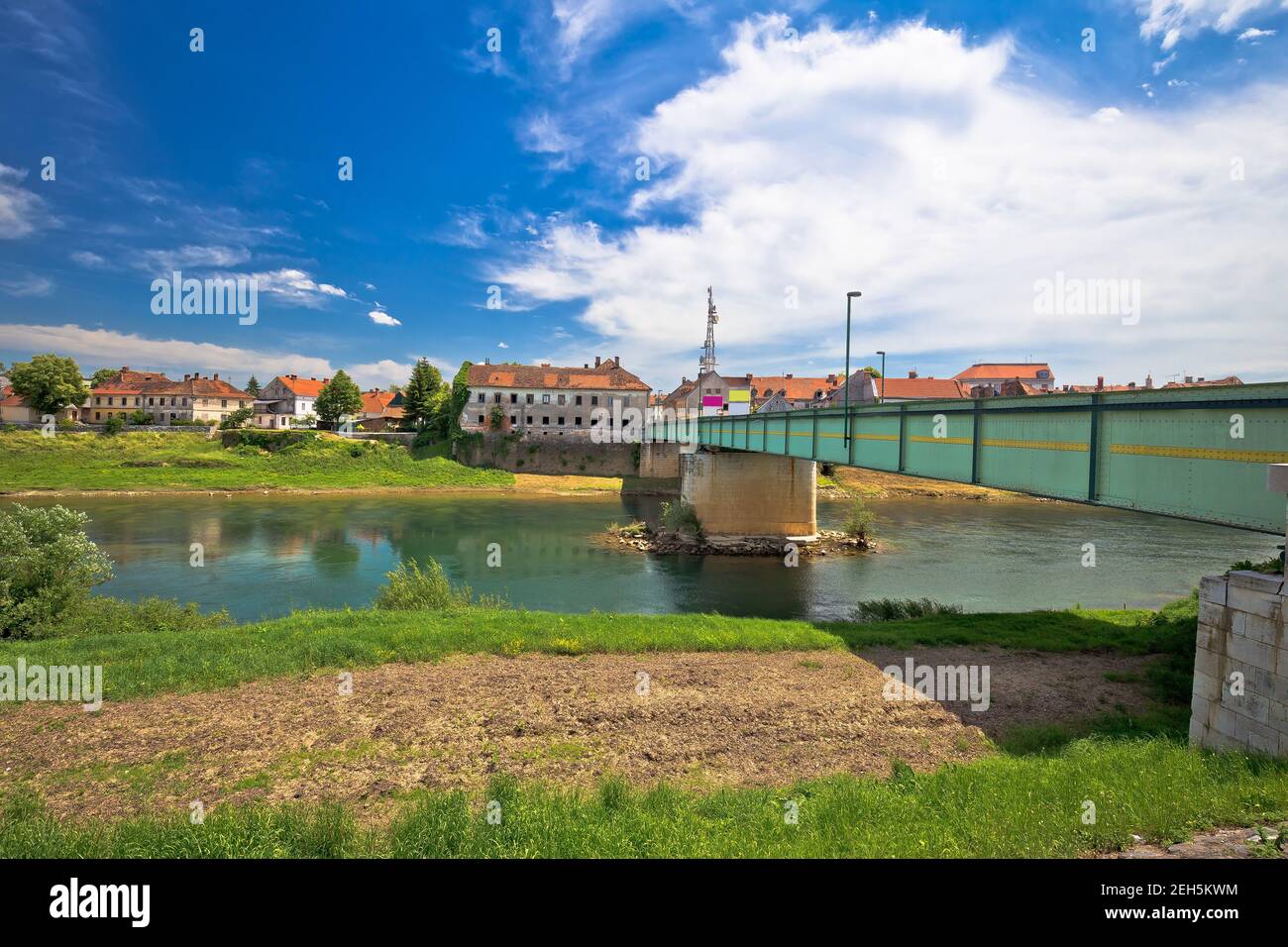 Fiume Kupa e città di Karlovac lungomare e vista sul ponte, Croazia centrale Foto Stock