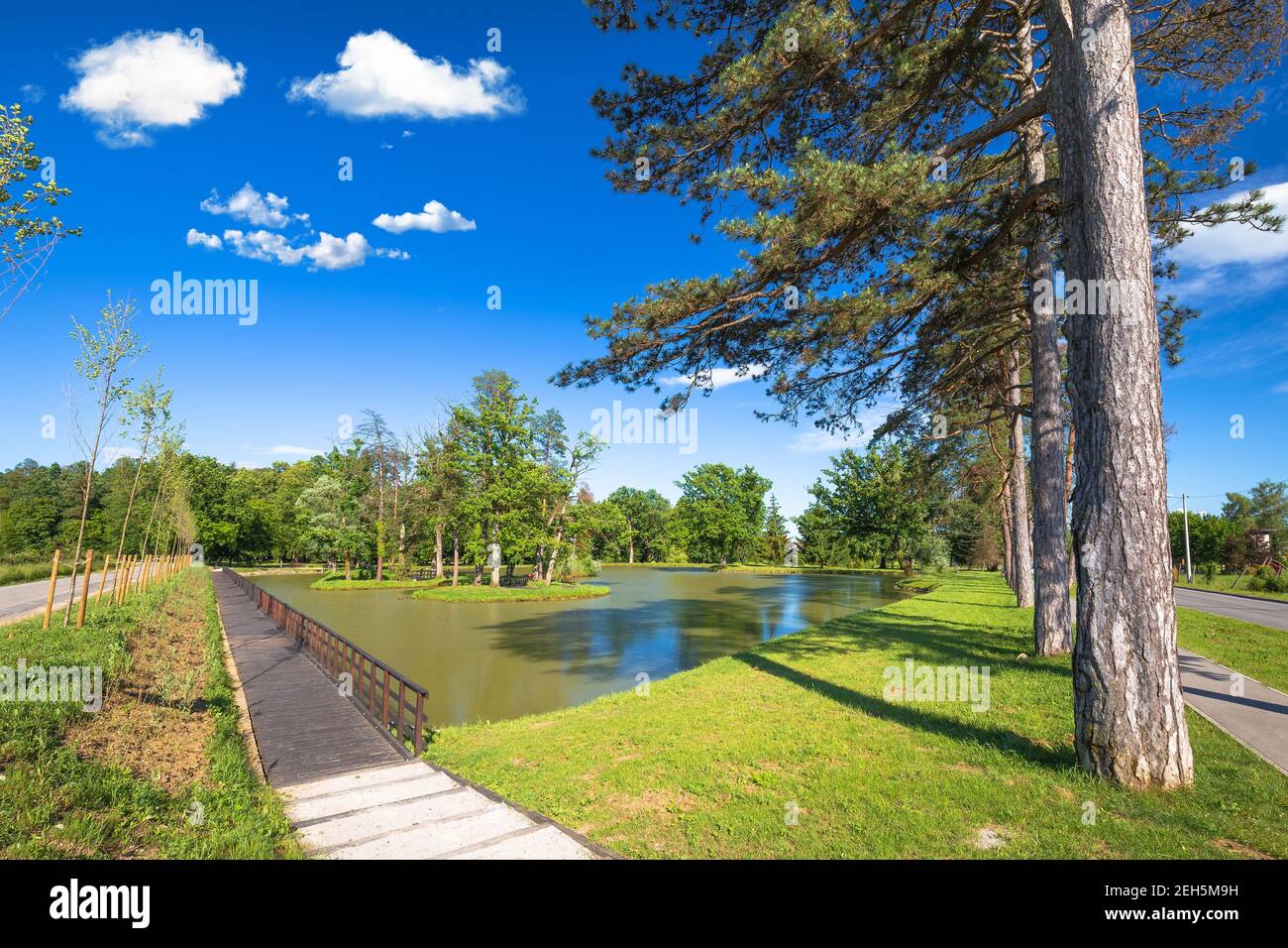Il parco del lago nella città di Jastrebarsko, verde natura del nord della Croazia Foto Stock