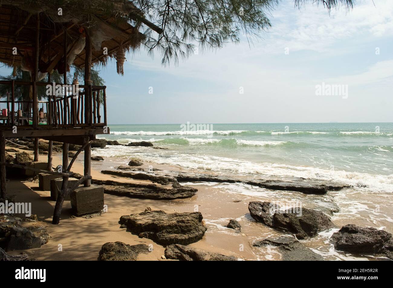 Spiaggia rocciosa durante la bassa stagione. Giornata di sole relax. Isola di Koh Lanta. Thailandia Foto Stock