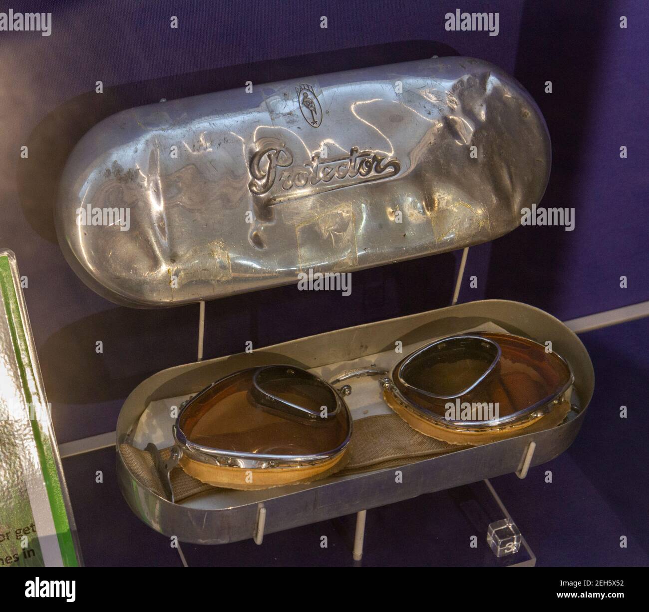 Un paio di occhiali da sole nel deserto (di proprietà del generale von Thoma) nel museo REME (Royal Electrical and Mechanical Engineers), Lyneham, Wiltshire, Regno Unito Foto Stock