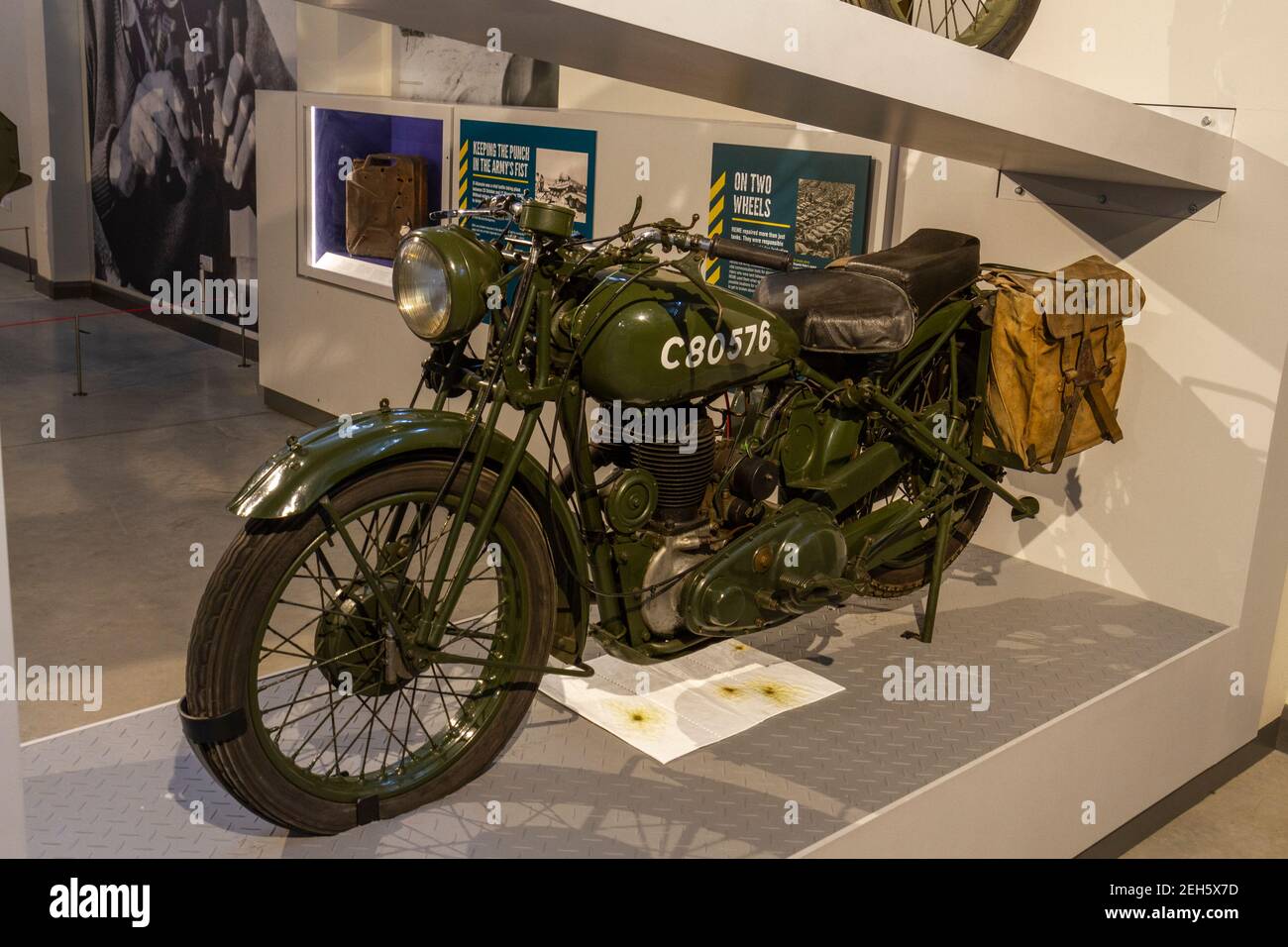 Una motocicletta militare BSA M20 1940 nel Museo REME (Royal Electrical and Mechanical Engineers), Lyneham, Wiltshire, Regno Unito Foto Stock