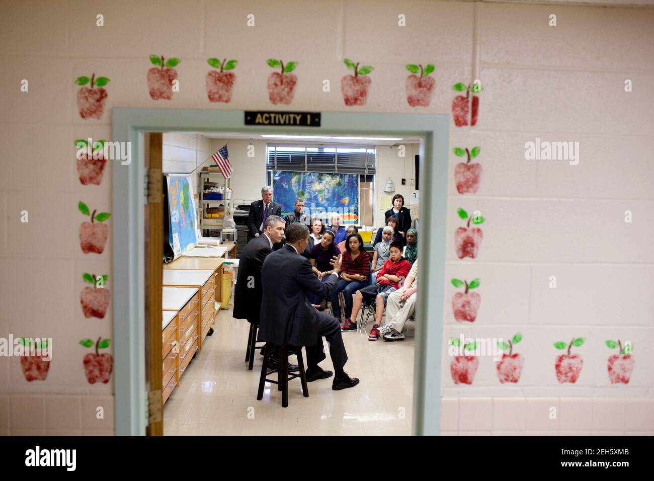 Il presidente Barack Obama e il segretario di Educazione Arne Duncan parlano con gli studenti del 6° grado alla Graham Road Elementary School in Falls Church, Virginia, 19 gennaio 2010. Foto Stock