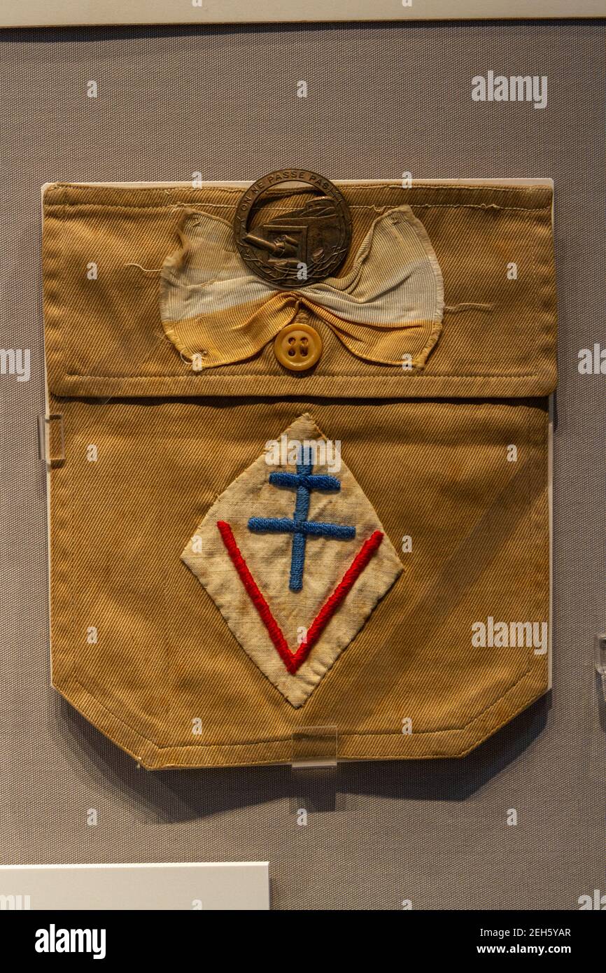 Tasca in tela della camicia uniforme 'Resistance' in esposizione al Museo REME (Royal Electrical and Mechanical Engineers), Lyneham, Wiltshire, Regno Unito Foto Stock