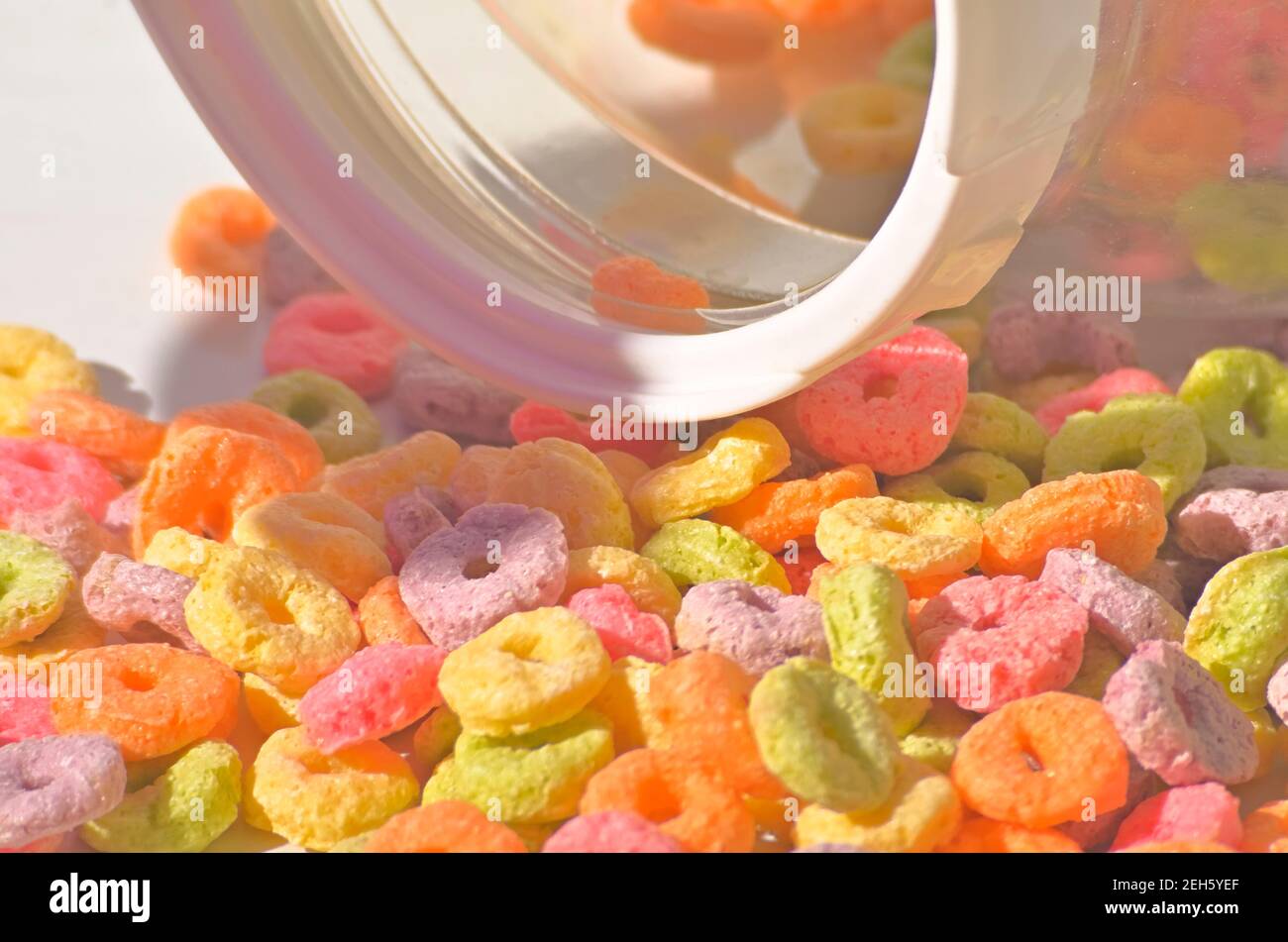 Cereali circolari colorati su sfondo bianco Foto Stock