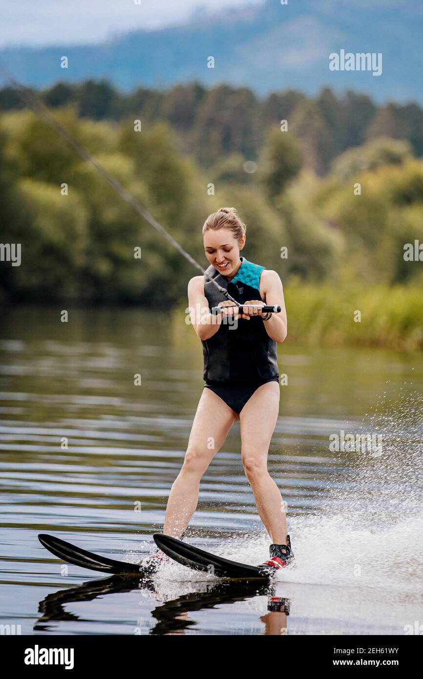 sci nautico sorridente ragazza su sci d'acqua nel lago d'estate Foto Stock