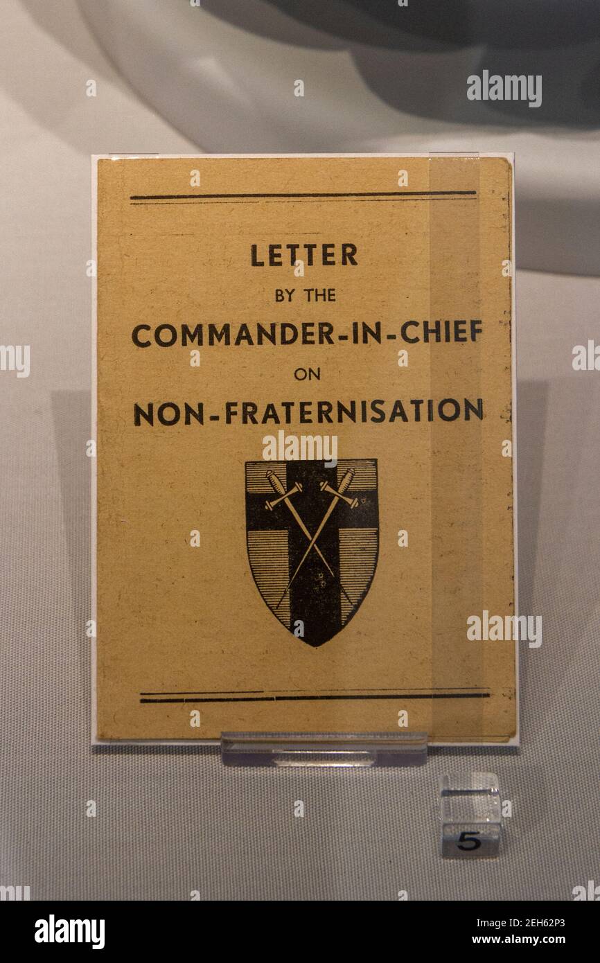 Lettera del Comandante in capo sul libretto di non-fraternizzazione, presso il Museo REME, Lyneham, Wiltshire, Regno Unito. Foto Stock
