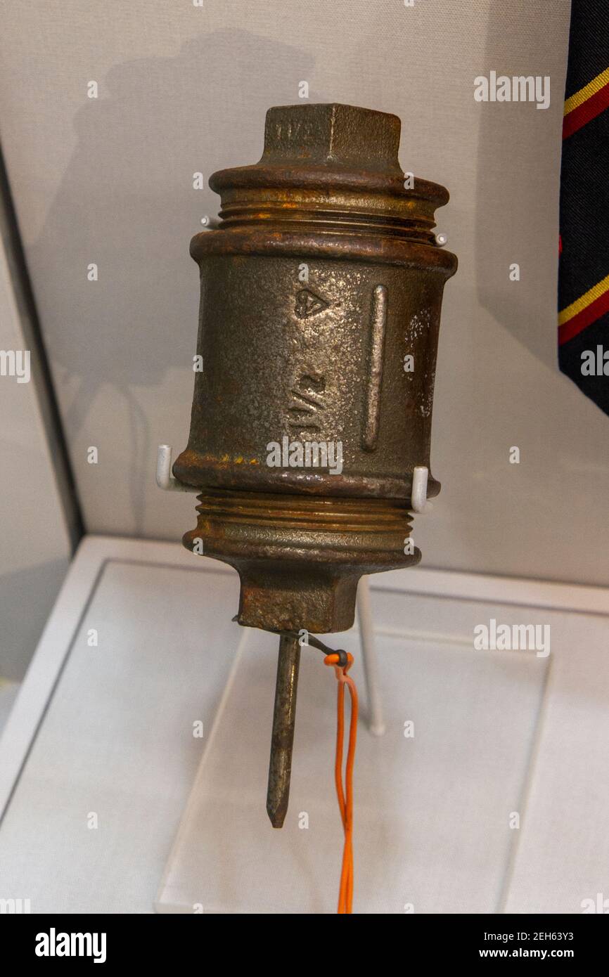 Una granata a mano improvvisata IRA realizzata con raccordi standard per tubi idraulici nel Museo REME, Lyneham, Wiltshire, Regno Unito. Foto Stock