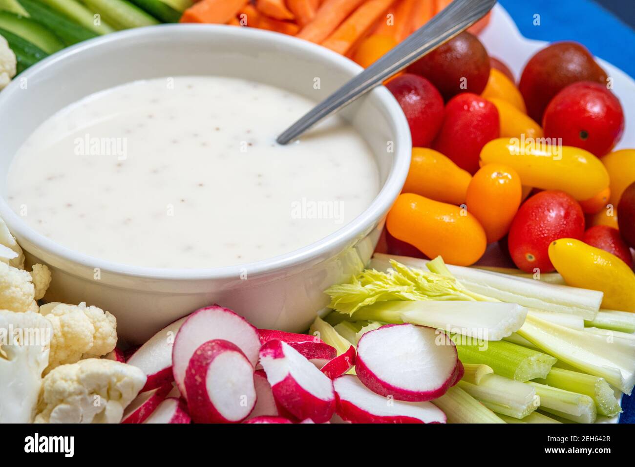 Piatto pieno di varie verdure tagliate con salsa ranch, Conowingo, Maryland Foto Stock