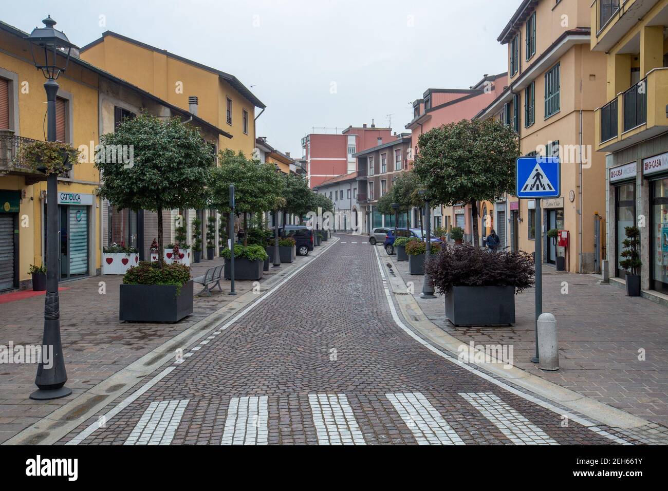 Milano Bollate, Italia. 19 Feb 2021. Milano, zona rossa a Bollate per le varianti inglesi del Covid 19 che si trovano in alcune scuole. Negozi chiusi, strade e piazze completamente deserte. Credito solo per uso editoriale: Agenzia fotografica indipendente/Alamy Live News Foto Stock