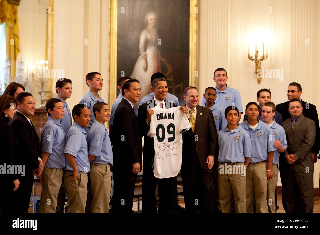 Il presidente Barack Obama pone per una foto mentre tiene in mano una maglia data a lui dai membri della squadra Little League World Championship di Chula Vista, California, nella stanza orientale della Casa Bianca, 5 febbraio 2010. Foto Stock