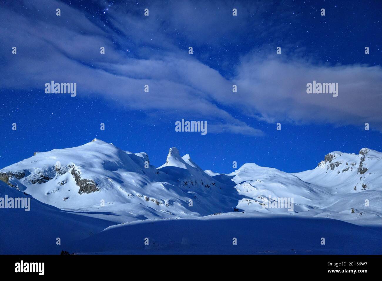 Passo di montagna Portalet, in una notte invernale con luna (Pirenei Atlantici, Pirenei, Francia) Foto Stock