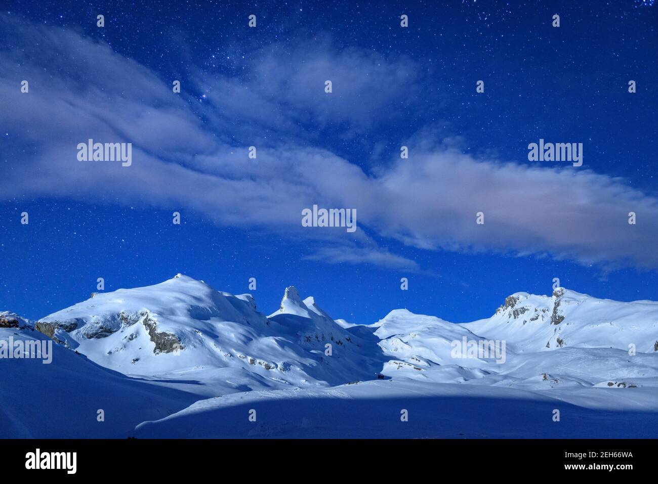 Passo di montagna Portalet, in una notte invernale con luna (Pirenei Atlantici, Pirenei, Francia) Foto Stock