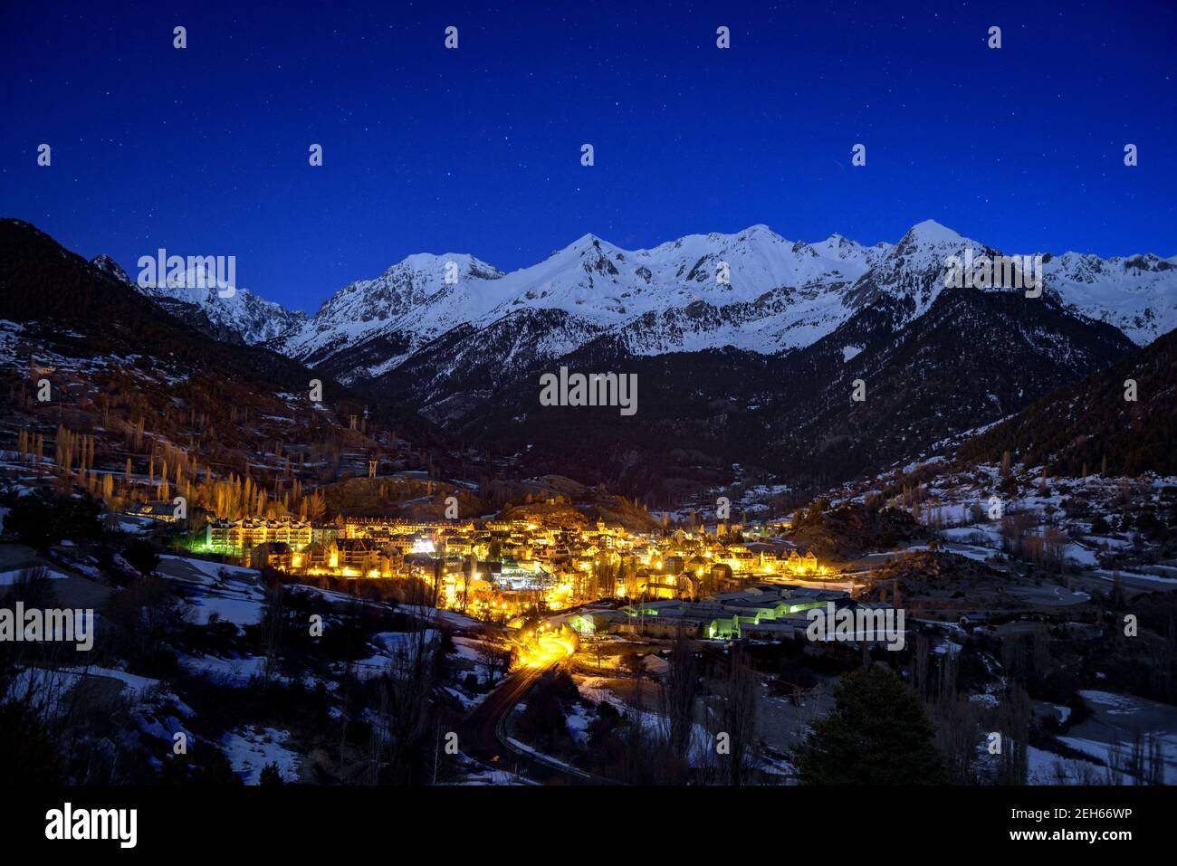 Sallent de Gállego e la Valle del Tena in una notte invernale (Aragona, Pirenei, Spagna) ESP: Sallent de Gállego y el Valle de Tena, una noche de invierno Foto Stock