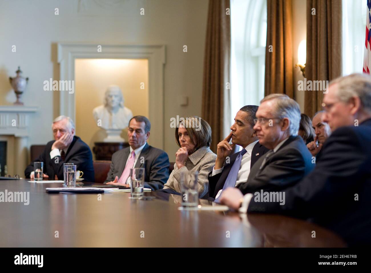 Il presidente Barack Obama incontra i leader bipartisan della Camera e del Senato, tra cui il leader della maggioranza della Camera Steny Hoyer (D-MD), il leader repubblicano della Camera John A. Boehner (R-Ohio), il presidente della Camera Nancy Pelosi (D-Cal), il leader della maggioranza del Senato Harry Reid (D-Never), E il leader repubblicano del Senato Mitch McConnell (R-Ky.) per discutere di lavorare insieme su questioni riguardanti l’economia e l’occupazione nella Sala dei gabinetto della Casa Bianca, 10 febbraio 2010. Foto Stock