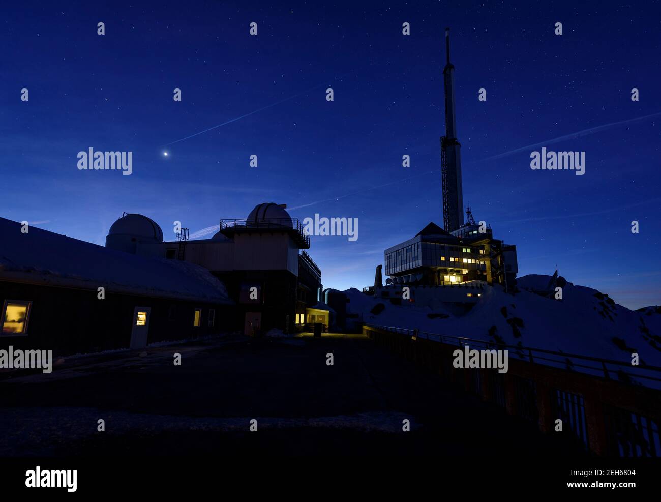 Notte invernale nell'osservatorio Pic du Midi de Bigorre (Midi-Pirenei, Pirenei, Francia) ESP: Noche de invierno en el osservatorio del Pic du Midi Foto Stock
