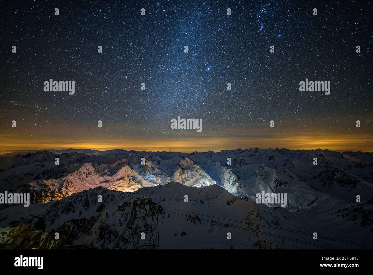 Notte invernale nell'osservatorio Pic du Midi de Bigorre (Midi-Pirenei, Pirenei, Francia) ESP: Noche de invierno en el osservatorio del Pic du Midi Foto Stock