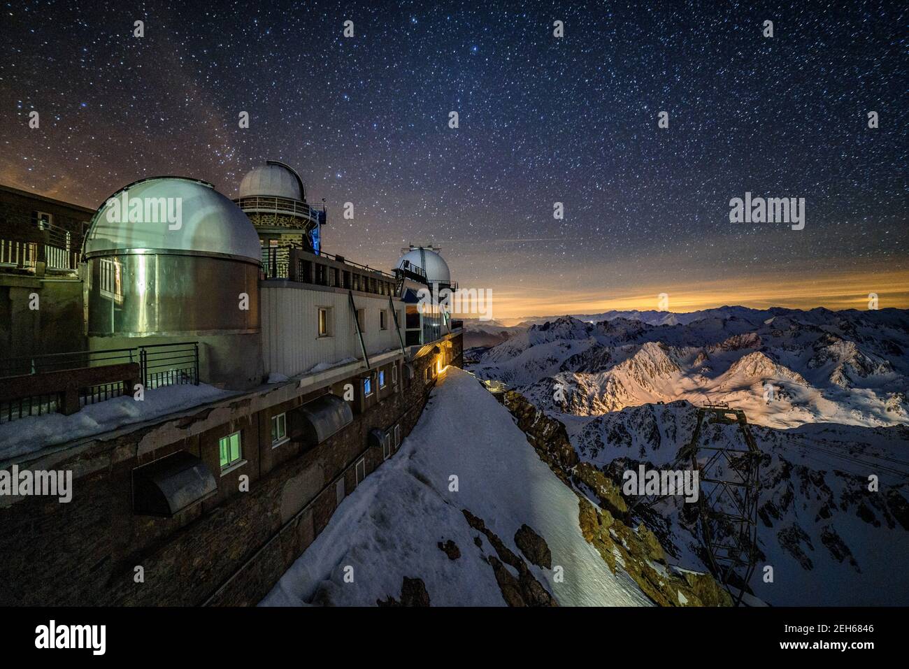 Notte invernale nell'osservatorio Pic du Midi de Bigorre (Midi-Pirenei, Pirenei, Francia) ESP: Noche de invierno en el osservatorio del Pic du Midi Foto Stock