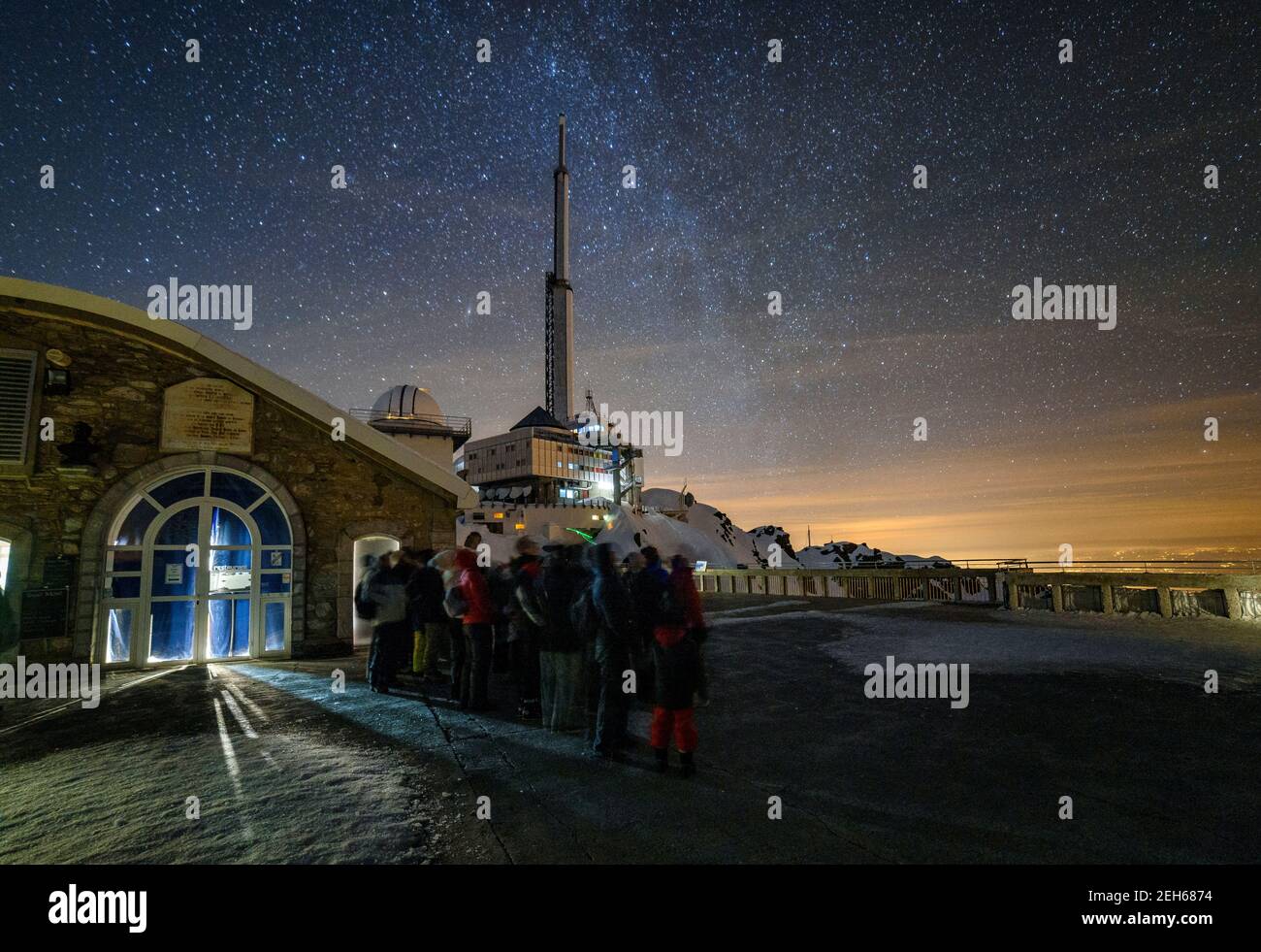 Notte invernale nell'osservatorio Pic du Midi de Bigorre (Midi-Pirenei, Pirenei, Francia) ESP: Noche de invierno en el osservatorio del Pic du Midi Foto Stock