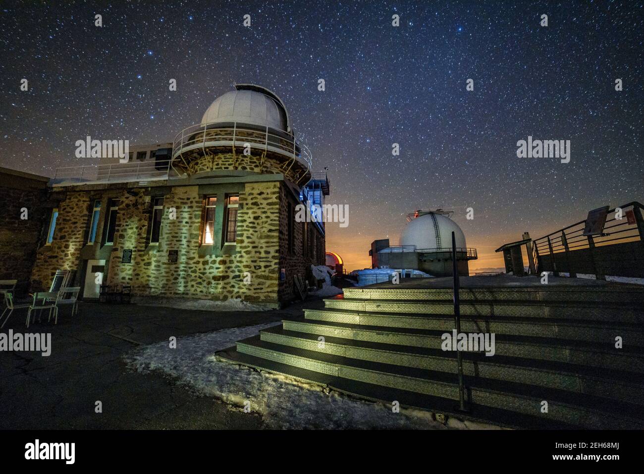 Notte invernale nell'osservatorio Pic du Midi de Bigorre (Midi-Pirenei, Pirenei, Francia) ESP: Noche de invierno en el osservatorio del Pic du Midi Foto Stock